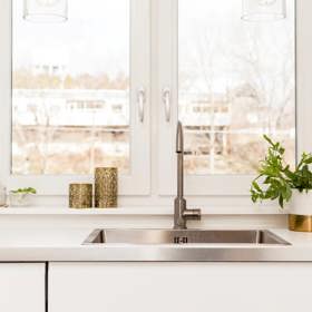 1. Dřez. Po každém mytí nádobí byste ho měli postříkat vybraným čisticím a dezinfekčním prostředkem.