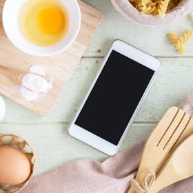 3. Váš chytrý mobilní telefon. Pravidelně ho čistěte vybraným dezinfekčním prostředkem a hadříkem z měkkých mikrovláken. Tip: pokud ho necháte trošku vlhký, prostředek se bude průběžně odpařovat a dezinfikovat delší dobu.