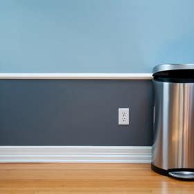 4. Podlahové lišty. Nejprve je jemně vydrhněte houbičkou namočenou v teplé vodě s trochou saponátu na nádobí a následně otřete hadříkem z mikrovláken s nějakým čistícím prostředkem.