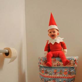 Čtyřměsíční Santa balí záchod do papíru a cpe sušenky do televize. Podívejte se, jak ho s fotoaparátem přistihl tatínek