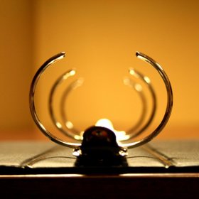 4. Psaní do spirálových diářů či tříkroužkových pořadačů představuje pro leváky speciální druh mučení.