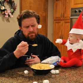 Čtyřměsíční Santa balí záchod do papíru a cpe sušenky do televize. Podívejte se, jak ho s fotoaparátem přistihl tatínek