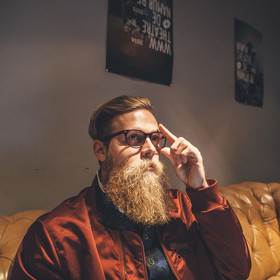 ... na tu druhou začal narážet na odmítnutí ve společnosti.