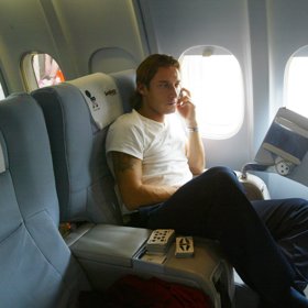 Americká Federal Aviation Administration i Federal Communications Commission ho však stále zakazuje.