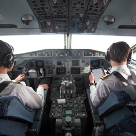 Přestože mobilní signál určitě nezpůsobí pád letadla, teoreticky může například narušit radiovou komunikaci v kokpitu.