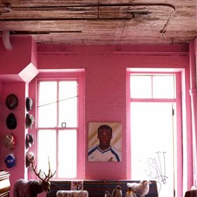 1. Tmavý a barevně jednoduchý nábytek skvěle vyvažuje růžovou výmalbu.