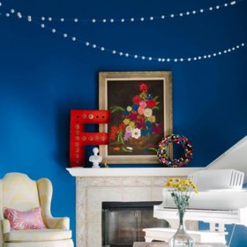 2. Stěna oděná do královské modři kontrastuje s bílým nábytkem, díky čemuž nepůsobí tak těžkopádně.