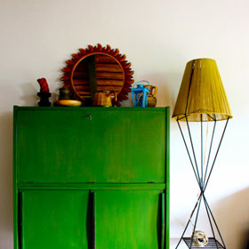 5. Pokud ještě nejste připraveni natřít  nějakou výraznou barvou stěny, můžete začít u nábytku.