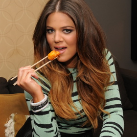 Když „to“ na ni večer přijde, slupne ovoce nebo zeleninu se zdravým dipem. Anebo oblíbený hummus s okurkou a jicamou.