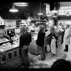 První kavárna Starbucks byla otevřena v roce 1971 v Pike Place Market v Seattlu.