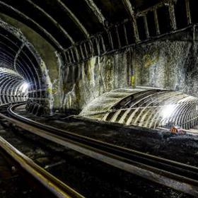 1. Poštovní muzeum (Londýn, Velká Británie). Před 100 lety poštu v Londýně rozvážely vlaky, které jezdily po kolejích vedoucích hluboko pod městem. Od poloviny roku 2017 si tyto podzemní tunely budete moct prohlédnout.