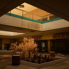 Svého času tu své zboží nabízelo více než 150 prodejců.