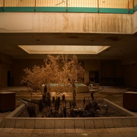 Interiér nicméně vypadá, jako by byl opuštěný již několik dekád.