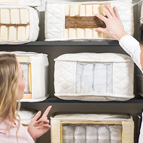 1. Nekupujte zbytečně drahé (ani levné) produkty. V obchodech lze nalézt spousty kvalitních matrací za rozumné ceny.