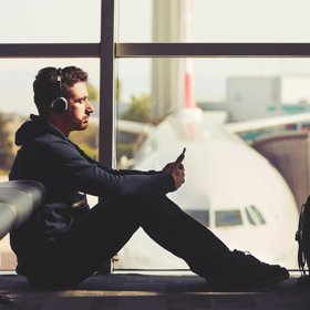 1. Nepoužíváme mobilní aplikace. Například ty, které nás umí upozornit na zpoždění či zrušení letu, ukážou nám cestu k odletové bráně a tak dále.