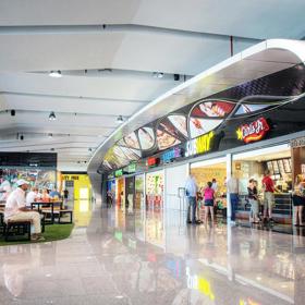 4. Nebereme si s sebou žádné jídlo, přestože na letištích je nekvalitní nebo předražené.