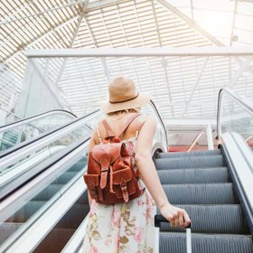 5. Nosíme oblečení, v němž se necítíme pohodlně nebo které nám způsobuje zbytečné problémy při procházení letištními skenery.