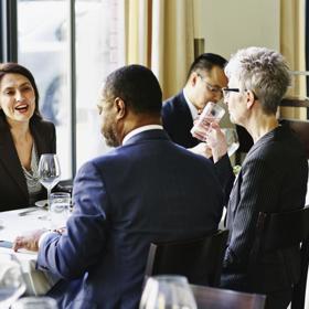 Tento nepříjemný stav může samotářům navodit například účast na firemní večeři.