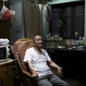 Devadesátiletý Wang Cunchun žije se svým šedesátiletým synem v Šanghaji – v bytě o velikosti 10 metrů čtverečních.