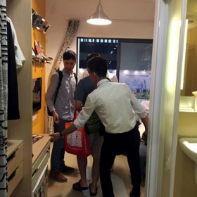 Miniaturní byty naštěstí mají šikovně řešené úložné prostory.