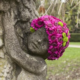 Belgický florista dělá sochám květinové vousy a vlasy