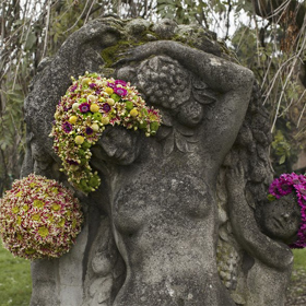 Belgický florista dělá sochám květinové vousy a vlasy