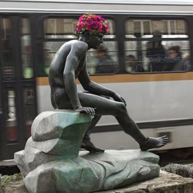 Belgický florista dělá sochám květinové vousy a vlasy