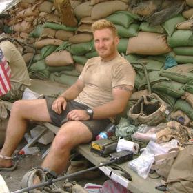 Uvidíte osobní zápasy, zmatky, radosti a strasti války. Události, které tito muži zažijí v Afghánistánu, je navždy poznamenají. Po šesti letech vzpomínají na rok strávený v Korungalu.