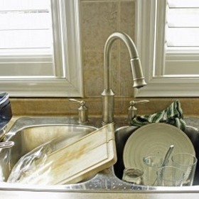 1. Ihned poté, co dovaříte, byste měli umýt nádobí, očistit pracovní desku a tak dále. Sice je lákavé odložit to na později, ale komu by se chtělo jíst uprostřed nepořádku?