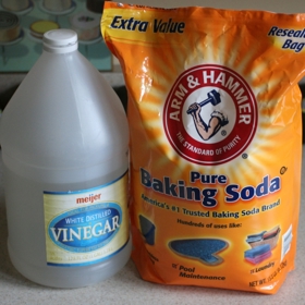 2. Soda a ocet hravě nahradí mnohé drahé čistící prostředky. Oboje navíc využijete i při praní.