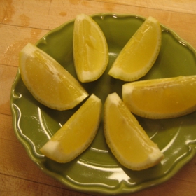 3. Citronové dílky mimo jiné skvěle odstraňují zaschlé zbytky jídel (třeba z kuchyňských prkének či mikrovlnky).