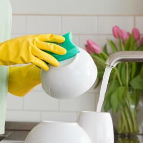 4. Nádobí je lepší mýt v rukavicích. Tedy pokud nechcete mít vysušenou pokožku.