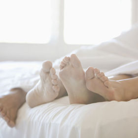 3. Sex. Přímo během milování spálíte minimálně 144 kalorií za půl hodiny. Pokud budete hodně sténat a vzdychat, tak dalších 18 až 30. Samozřejmě byste měli také střídat polohy. Nejvíc kalorií ovšem spálí ženy, které mají orgasmus.