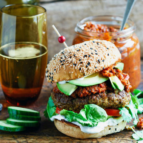 4. Chuť na maso. Tady je to vcelku jednoznačné – chybí vám železo. Začněte jíst víc červeného masa, ryb, drůbeže, ořechů nebo luštětin.