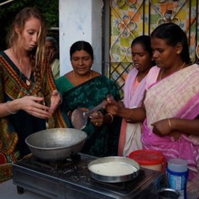 3. Chovejte se jako místní. Není nutné, aby bylo na první pohled zřejmé, že jste turista. Snažte se spíš budit dojem, že v daném místě žijete. Usnadní vám to smlouvání na tržištích a tak dále.