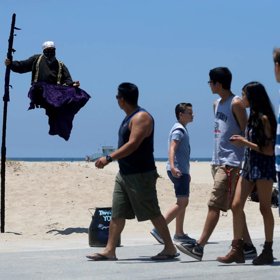 1. Pouliční umělec ve Venice (Los Angeles, Kalifornie).