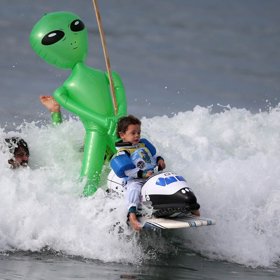 2. Tato povedená momentka byla pořízena na Haunted Heats Halloween Surf Contest v kalifornské Santa Monice.