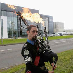 3. Skot hrající na ohnivé dudy.