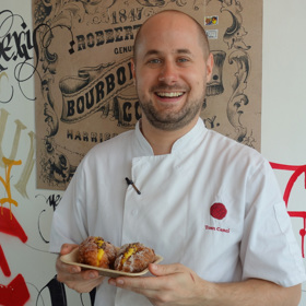 4. Sushi. Výkonný šéfkuchař restaurace Duck and Waffle Tom Cenci si po vydařeném večírku dopřává k snídani sushi. Nechutné? Ale kdeže – je to nasládlá rýže a jemně pikantní chuť, které mu pomáhají pročistit tělo a zbavit se nepotřebných toxinů.