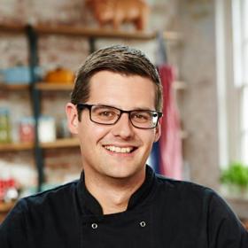 5. Vydatná anglická snídaně. Fazole, opečený chléb, klobásky, vejce… Podle Bena Ebbrella, šéfkuchaře a autora YouTube kanálu SORTEDfood to nejlepší pro vaše chutě. Pokud vás po večírku obvykle nehoní mlsná, zkuste něco zdravějšího – banánové smoothie s pekanovými ořechy, lžící medu, hrnkem mléka a kouskem čokolády. Mléko zklidňuje žaludek. Tmavá čokoláda zase pozvedne náladu a vyprostí vás z myšlenek na trapné okamžiky předchozího večera.