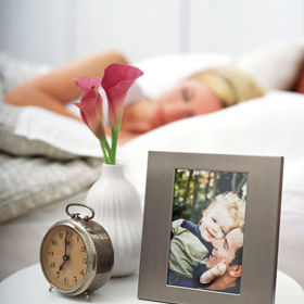 2. Rodinné fotografie v ložnici. Věříme, že své rodiče i děti nade vše milujete. Ale opravdu chcete, aby se na vás vaši blízcí „dívali“ při sexu?