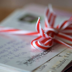 4. Dárky od bývalých partnerů. Nikoho příliš nepotěší, pokud zjistí, že jeho drahá polovička si schovává dárky od svých ex. A vystavovat je v ložnici? To už vůbec není dobrý nápad.