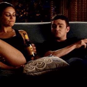 1. Páry, které spolu konzumují alkohol, mají důvěrnější vztah. Láska prochází žaludkem. A aby se tam dostala, musí urazit cestu hrdlem. Ochutnávání rumů a párování vín s nejrůznějšími pokrmy utužuje vztah neočekávaným způsobem.