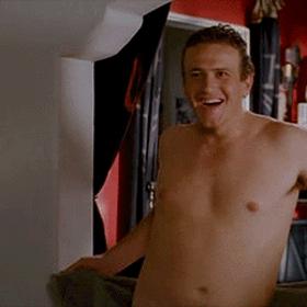 2. Vědí o sobě všechno. Začínají sklenkou vína, končí lahví rumu. Začínají konverzací o práci, končí oplzlostmi, které si nestydatě šeptají do ouška…