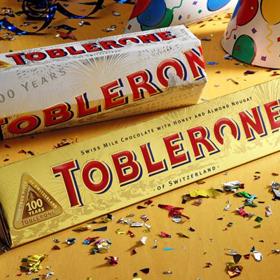 1. Název této čokolády je slovní hříčka. Čokoládu, kterou proslavil pyramidový vzhled, stvořil muž jménem Theodor Tobler. Celosvětově oblíbená cukrovinka tak po něm nese část svého názvu. A zbylé „one“? To si Theodor vypůjčil ze slova „torrone“ - italského označení pro nugát.
