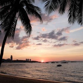 Z hlavního města Bangkoku, kam přiletí většina turistů, se do Pattaye dostane po pohodlné dálnici za hodinu a půl.