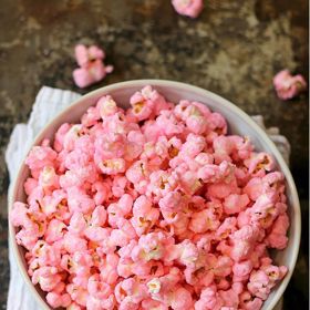 Láska na první pohled. Tento růžový popcorn doporučujeme připravit s předstihem – nebudete se moct vynadívat...