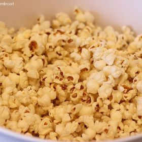 Připravíme popcorn z kukuřičných zrn ve vzduchotěsném sáčku nebo hrnci.