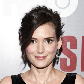 4. Winona Ryder (45). Sledujete-li seriál Stranger Things, dokážete si Winonu Ryder představit v roli matky snadno. Nepřekvapí tak, že se stala terčem otázek na téma „jak jste se popasovala s rolí matky, když nemáte zkušenosti?“