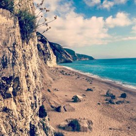 1. Egremnoi (Řecko). Kontrast mezi zářivě bílým pískem a tyrkysovou vodou je prostě úžasný. Pozor, cesta na pláž je poněkud strmá.